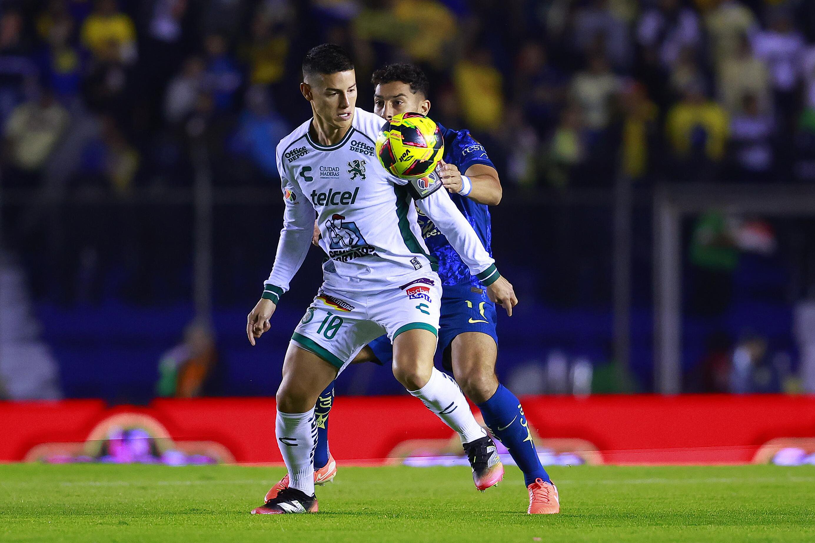 MEX3409. CIUDAD DE MÉXICO (MÉXICO), 19/02/2025.- Sebastián Cáceres (d) de América disputa el balón con James Rodríguez de León este martes, durante un partido de la jornada 9 del torneo Clausura 2025 de la Liga MX entre América y León, en el estadio Ciudad de los Deportes, en Ciudad de México (México). EFE/ Sáshenka Gutiérrez