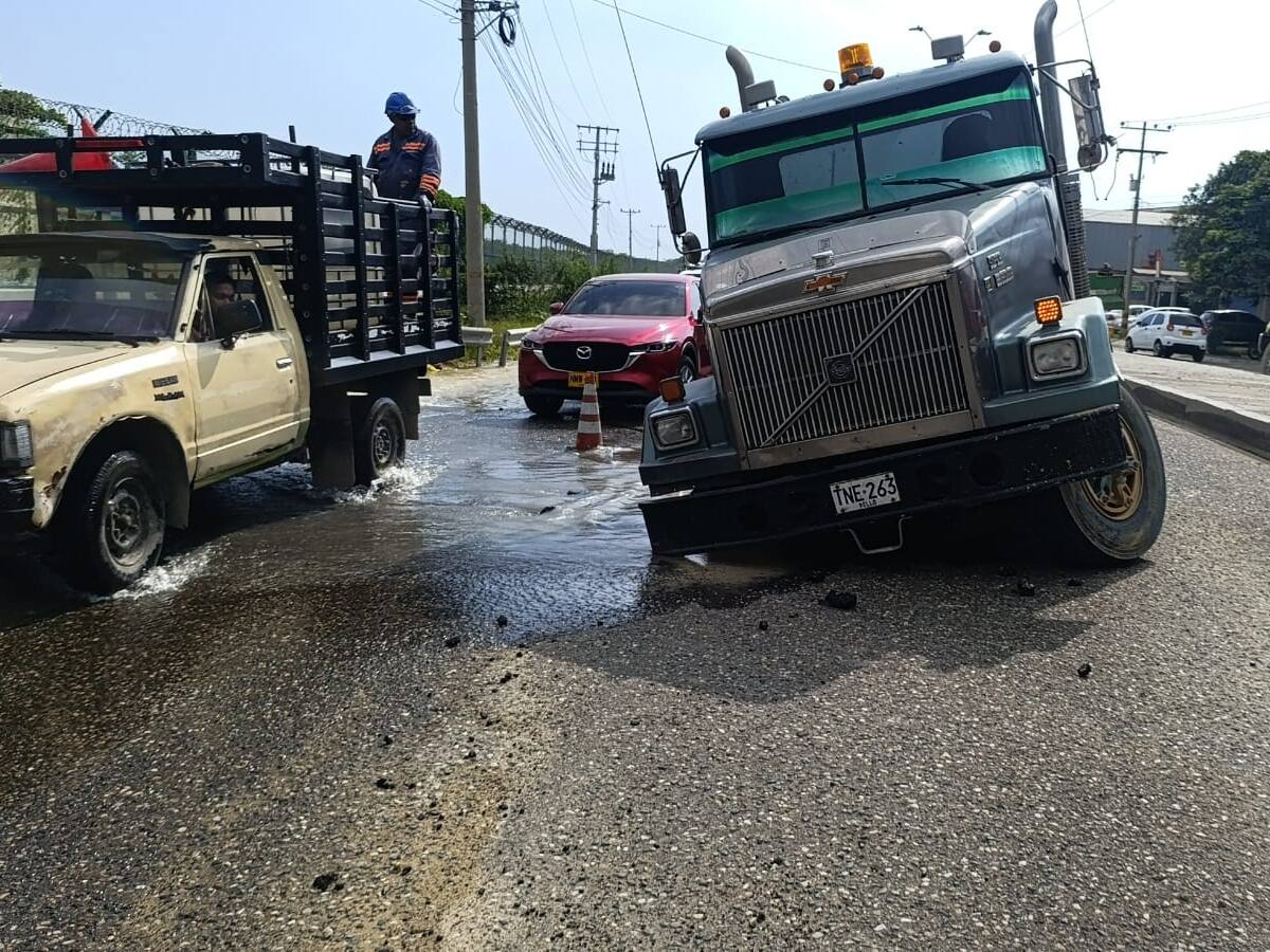 Aguas de Cartagena confirma retraso en las labores de reparación de tubería en vía Mamonal