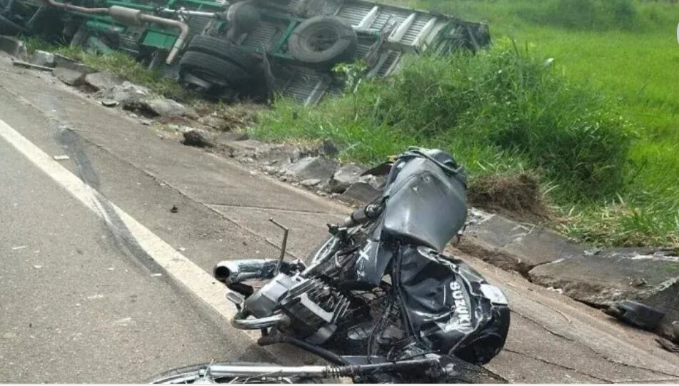 El accidente se habría producido cuando la motocicleta presuntamente invadió el carril del camión
