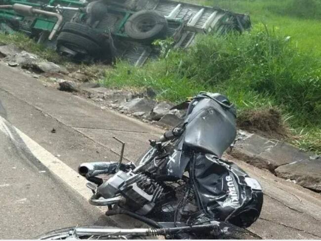 El accidente se habría producido cuando la motocicleta presuntamente invadió el carril del camión