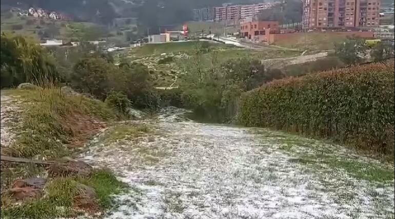 Fuertes lluvias a las afueras de Bogotá - crédito redes sociales