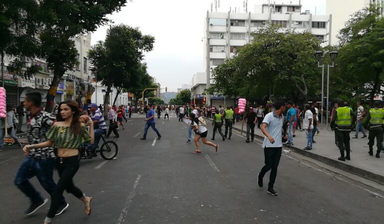 Protestas en el parque Santander durante la visita de Gustavo Petro