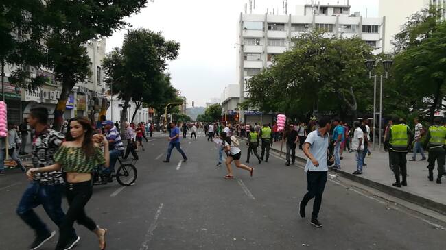 Protestas en el parque Santander durante la visita de Gustavo Petro