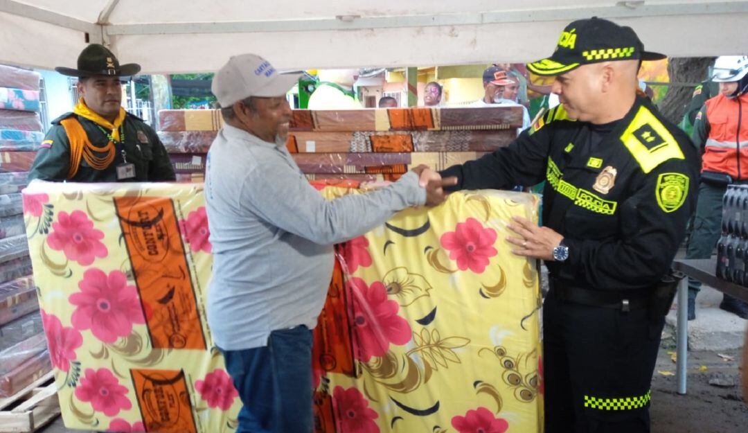 La institución dio alimentos no perecederos, colchones y agua en varios sectores