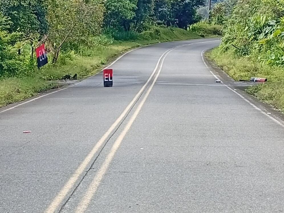 Bandera y cilindro del ELN en Chocó