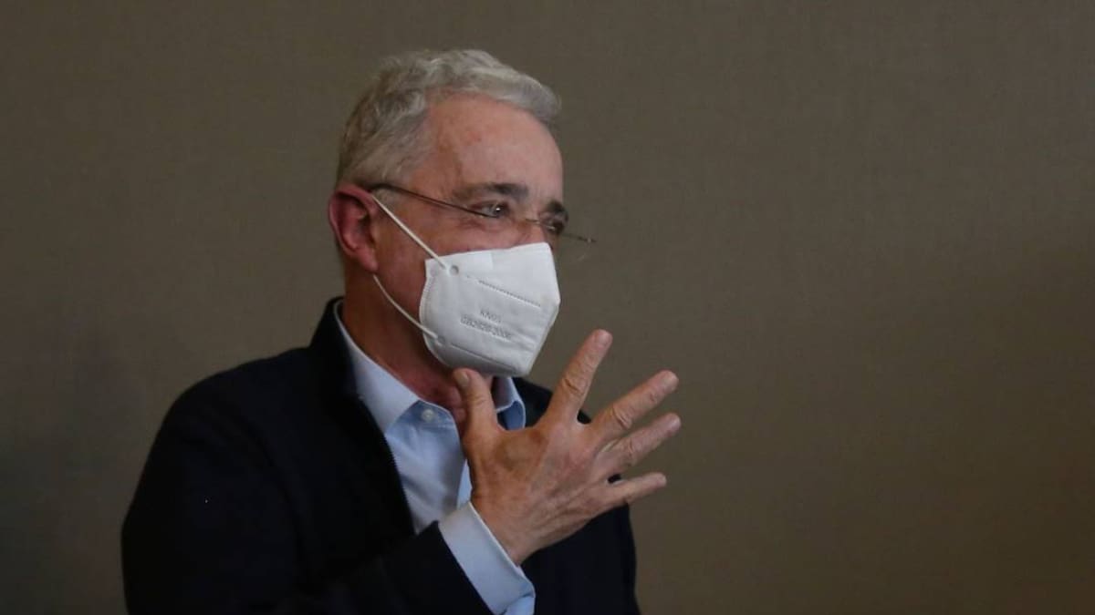 "Parece recurrente procesarlo en época electoral": exfuncionarios respaldan a Uribe