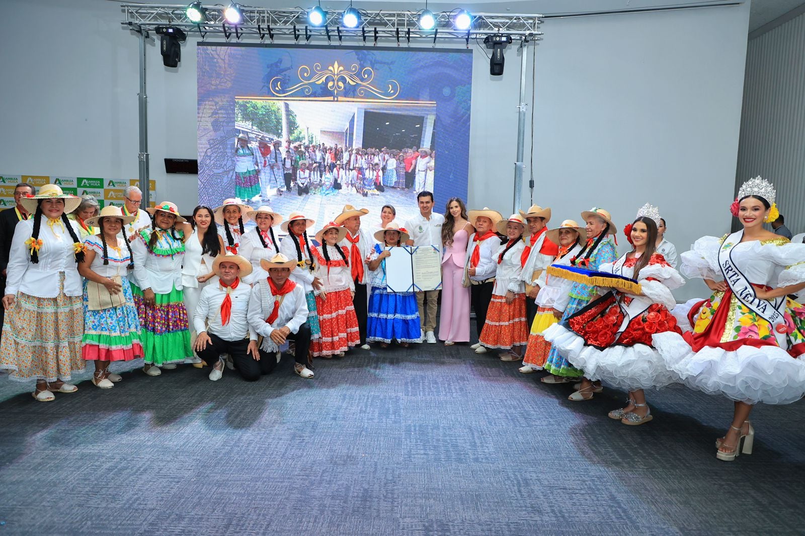 Entrega de la condecoración Diego de Ospina y Medinilla. Foto Alcaldía de Neiva