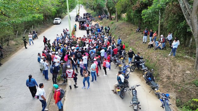 Aproximadamente 400 personas regresaron a sus hogares luego de recibir la advertencia de las autoridades. Foto Novena Brigada