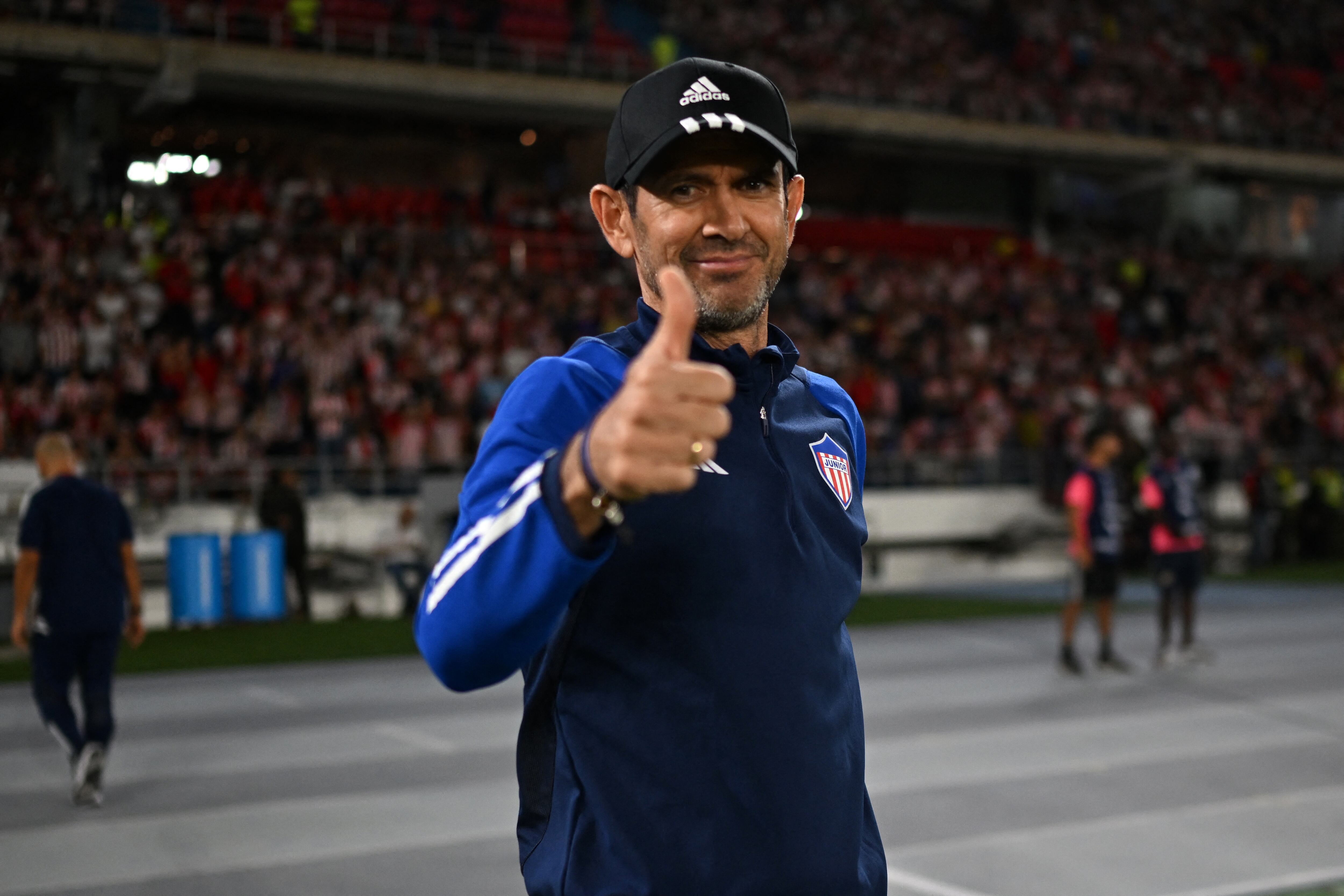 Arturo Reyes, entrenador del Junior de Barranquilla. (Photo by LUIS ACOSTA/AFP via Getty Images)