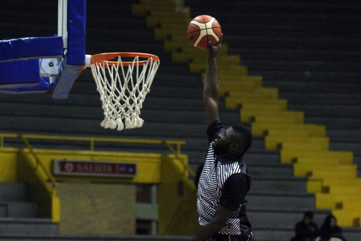 En el Coliseo El Salitre de Bogotá, se lleva a cabo el partido entre Piratas de Bogotá Vs. Halcones de Cúcuta en el marco 15 de la jornada de la temporada regular de la Liga Directv de Baloncesto. 