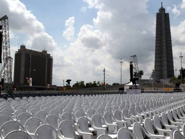 Preparación de la tarima para el papa