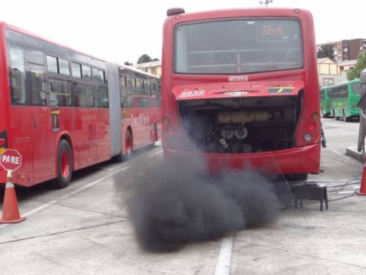 Personería advierte que la mitad de buses de Transmilenio son "chimeneas móviles"