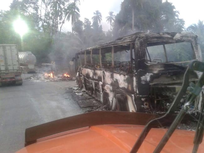 Incineraron tractomulas, camiones y buses que transitaban sobre la vía que conduce de Medellín a la Costa Atlántica, entre los municipios de Valdivia y Tarazá.