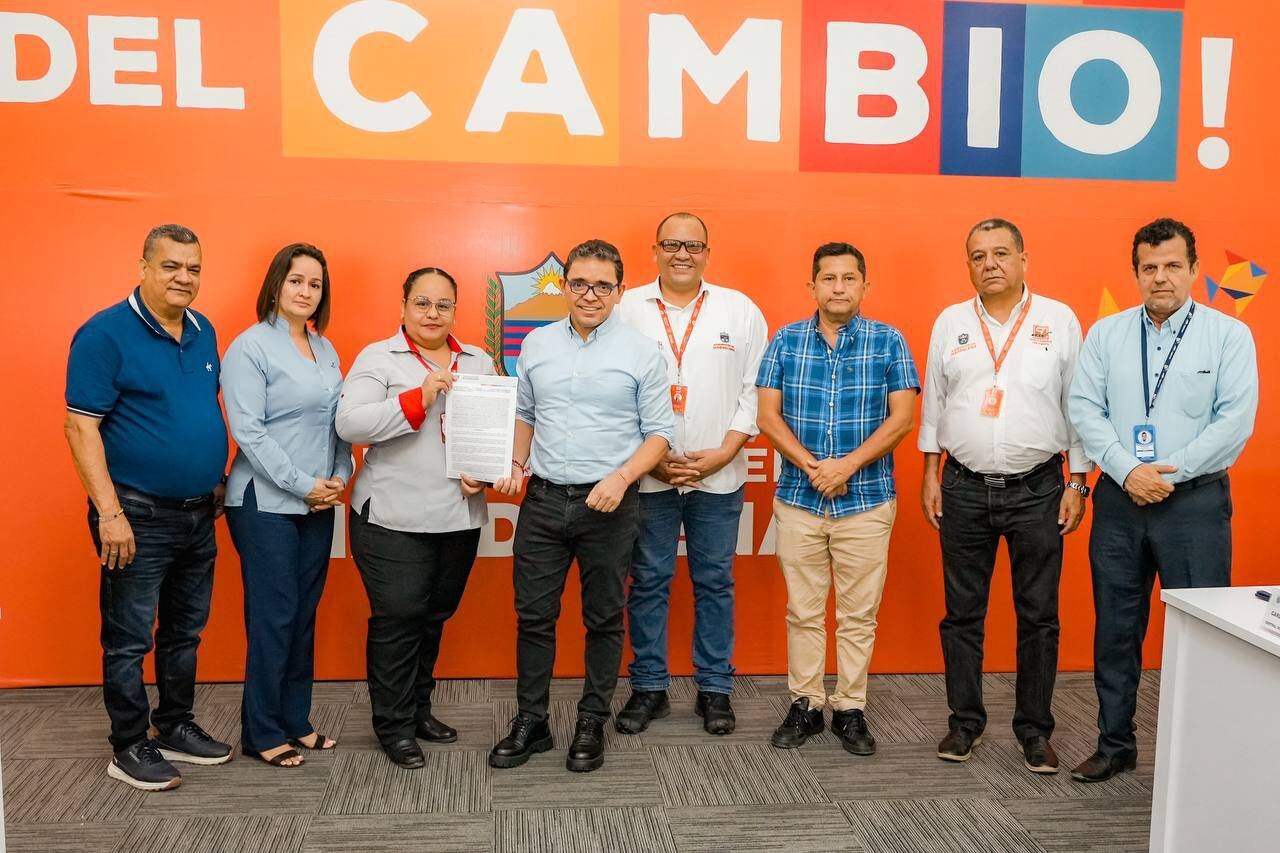 Gerentes de empresas de transporte intermunicipal y Gobernador del Magdalena durante la firma de convenio para descuento de pasajes / Gobernación