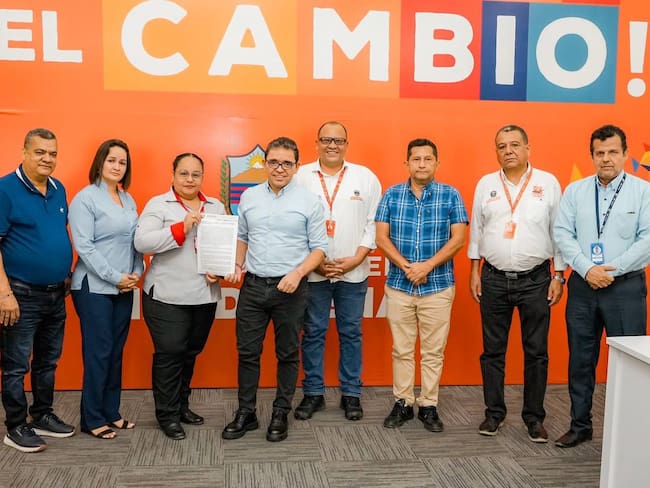 Gerentes de empresas de transporte intermunicipal y Gobernador del Magdalena durante la firma de convenio para descuento de pasajes / Gobernación