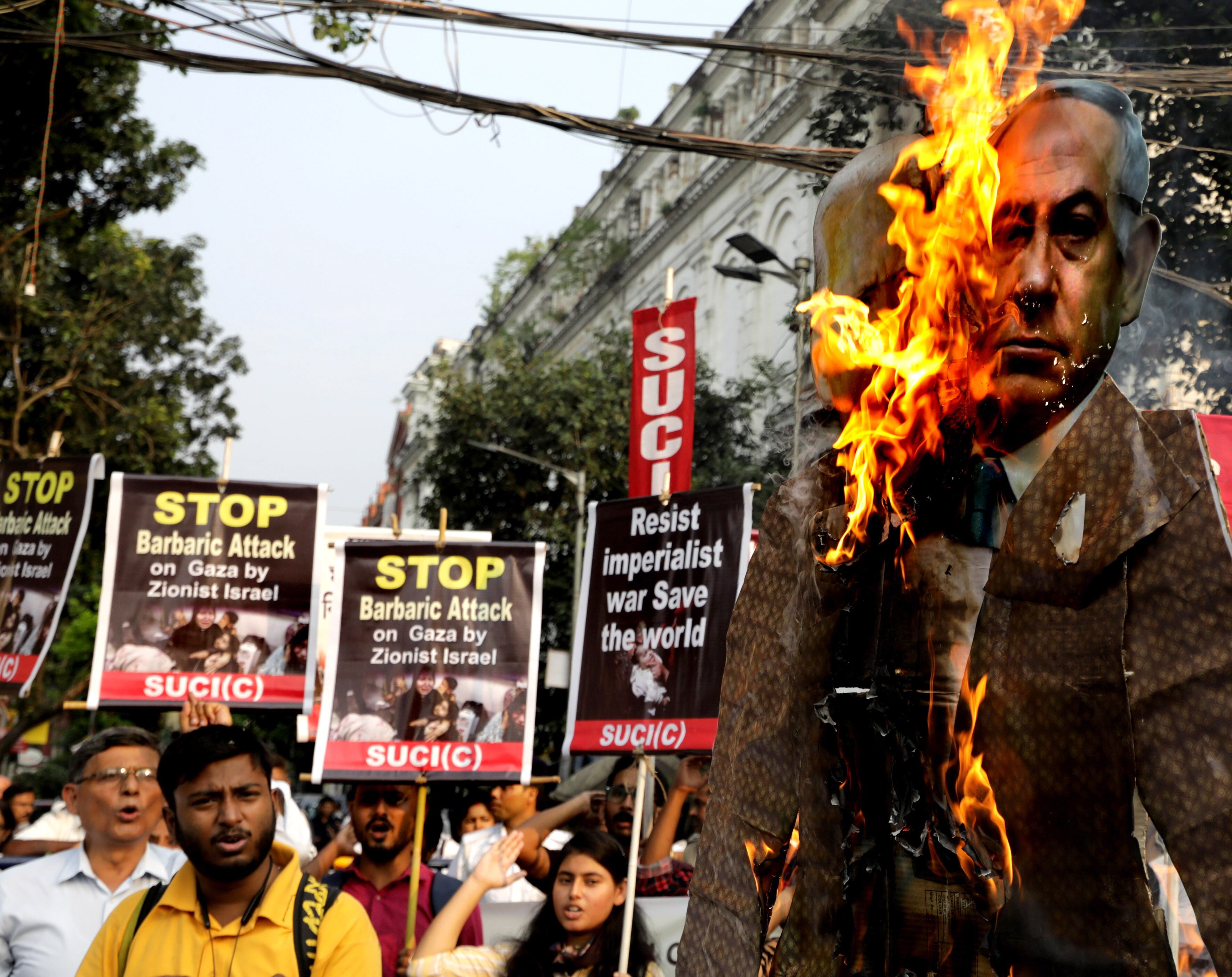 Kolkata (India), 31/10/2023.- Socialist Unity Centre of India (SUCI) activists burn an effigy depicting US President Joe Biden and Israeli Prime Minister Benjamin Netanyahu during a protest against western policy actions in the Israel-Hamas conflict in Kolkata, India, 01 November 2023. Thousands of Israelis and Palestinians have died since the militant group Hamas launched an unprecedented attack on Israel from the Gaza Strip on 07 October, and the Israeli strikes on the Palestinian enclave which followed it. (Protestas) EFE/EPA/PIYAL ADHIKARY