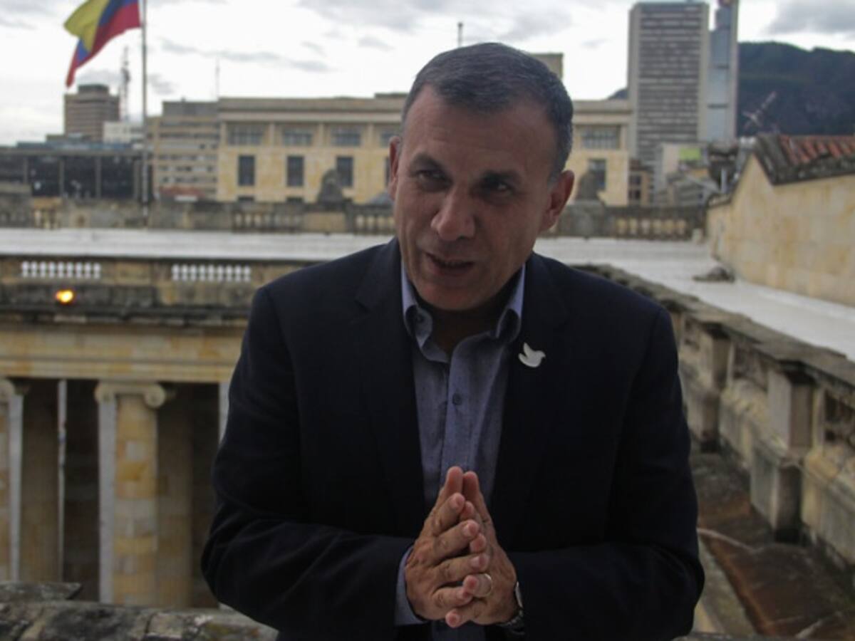 Avanza ley que permite participación en política de funcionarios públicos