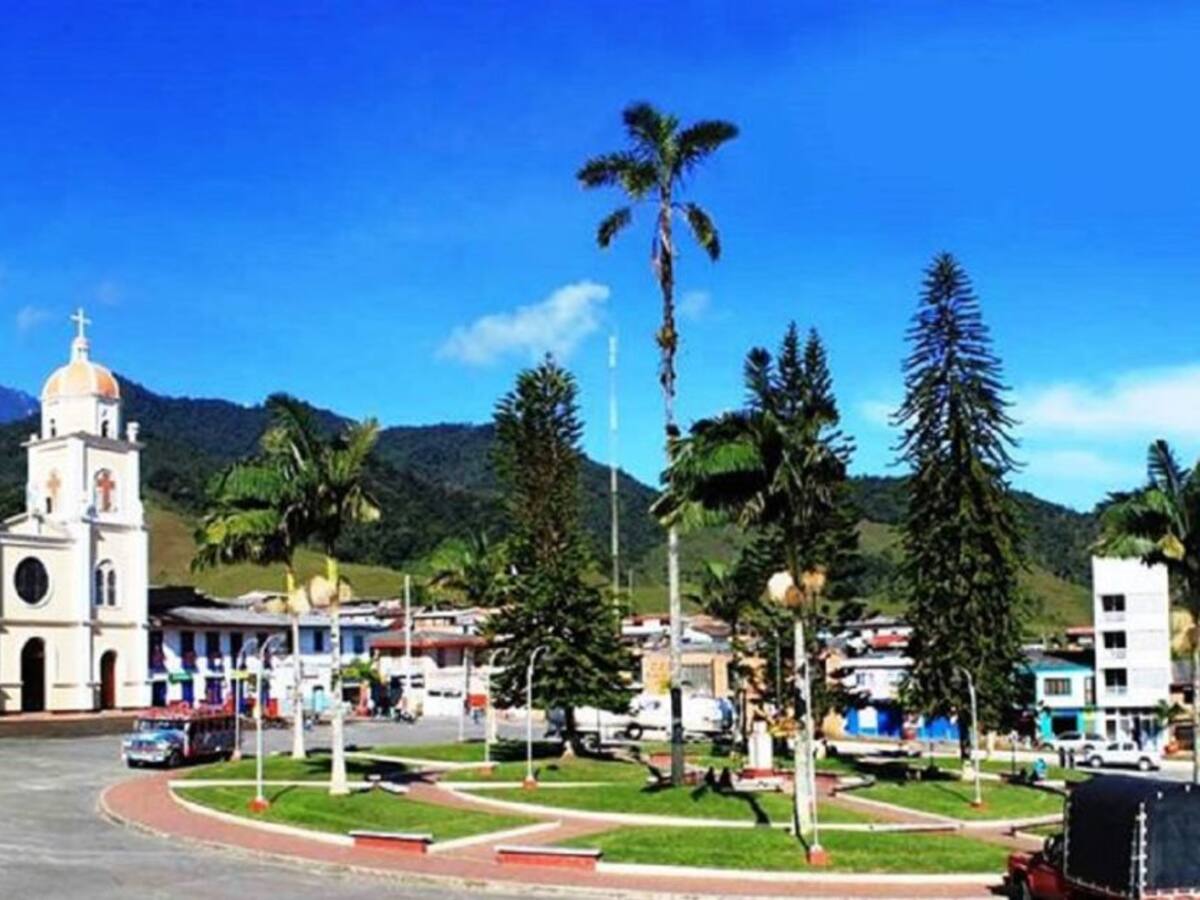 Los bomberos de Pueblo Rico, Risaralda, protegen el medio ambiente