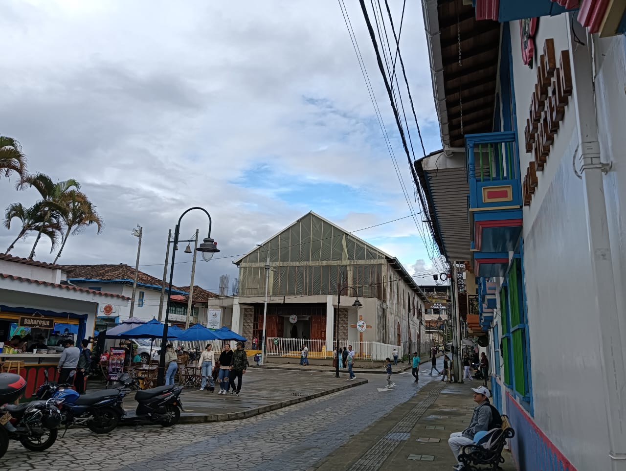 Al fondo, la Parroquia Nuestra Señora de las Mercedes de Circasia, aún sin terminar luego de 13 años del incendio que consumió la anterior. Foto Adrián Trejos