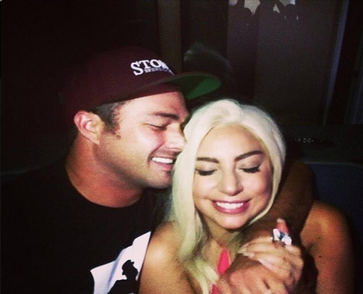 A través de su cuenta de Instagram @TaylorKinney11, Kinney comparte momentos al lado de la cantante y muestra imágenes de su trabajo como actor y modelo.