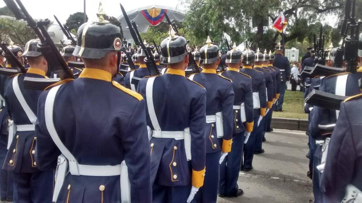 Miles de personas en todo el país se movilizan para observar los desfiles del 20 de julio.