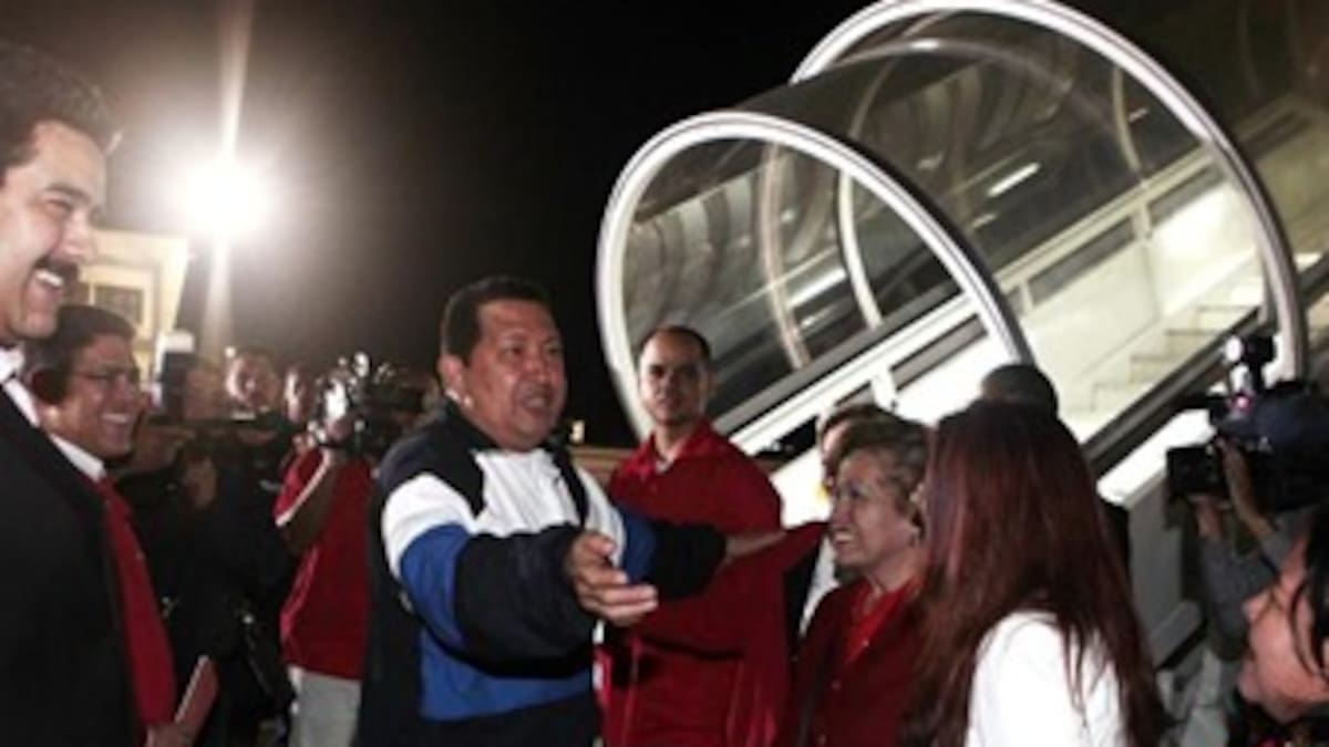 Raúl Castro da 'calida bienvenida' a Chávez en Cuba para seguir radioterapia