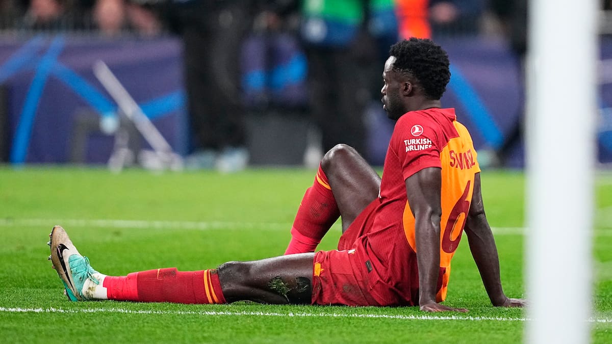 Dávinson Sánchez reapareció como titular en Galatasaray, pero fue eliminado de Champions
