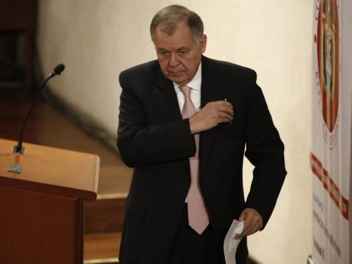 Celebración y lamentos en el Congreso por la salida del procurador