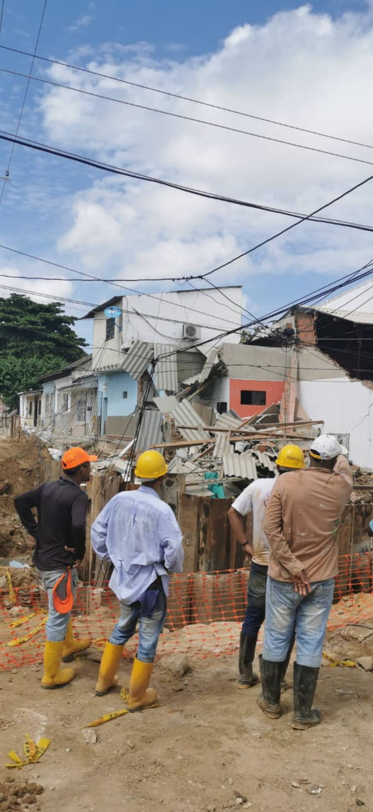 Las familias fueron evacuadas y desde hace meses viven en un hotel de la ciudad