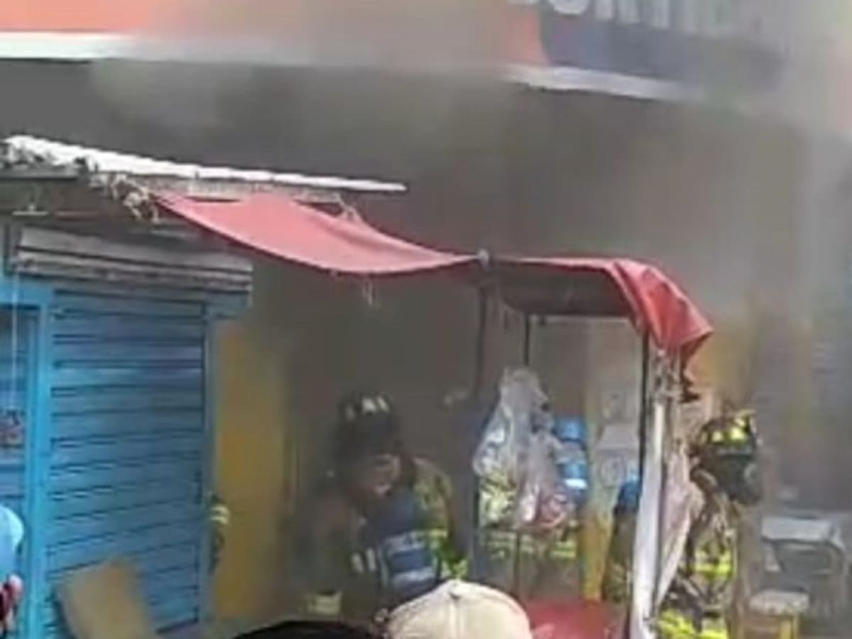 Bomberos controlan incendio en establecimiento comercial de Barranquilla