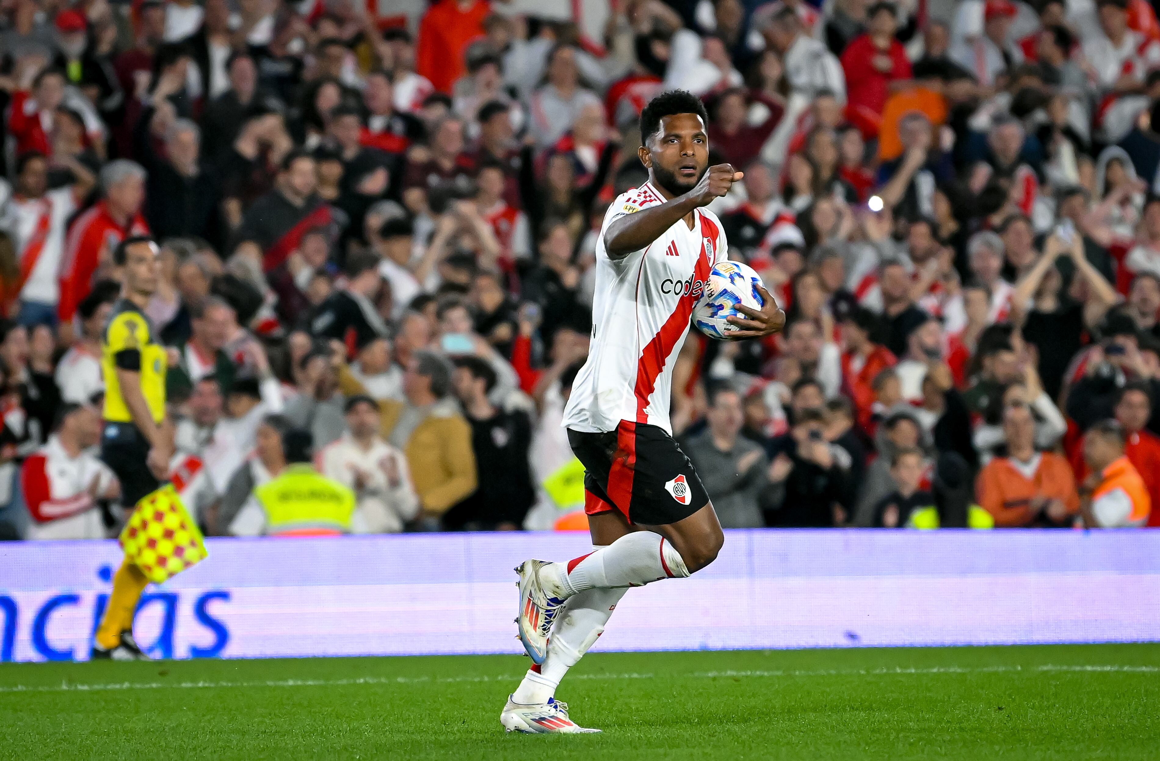 Miguel Ángel Borja celebrando su nuevo gol con River Plate. (Photo by Marcelo Endelli/Getty Images)