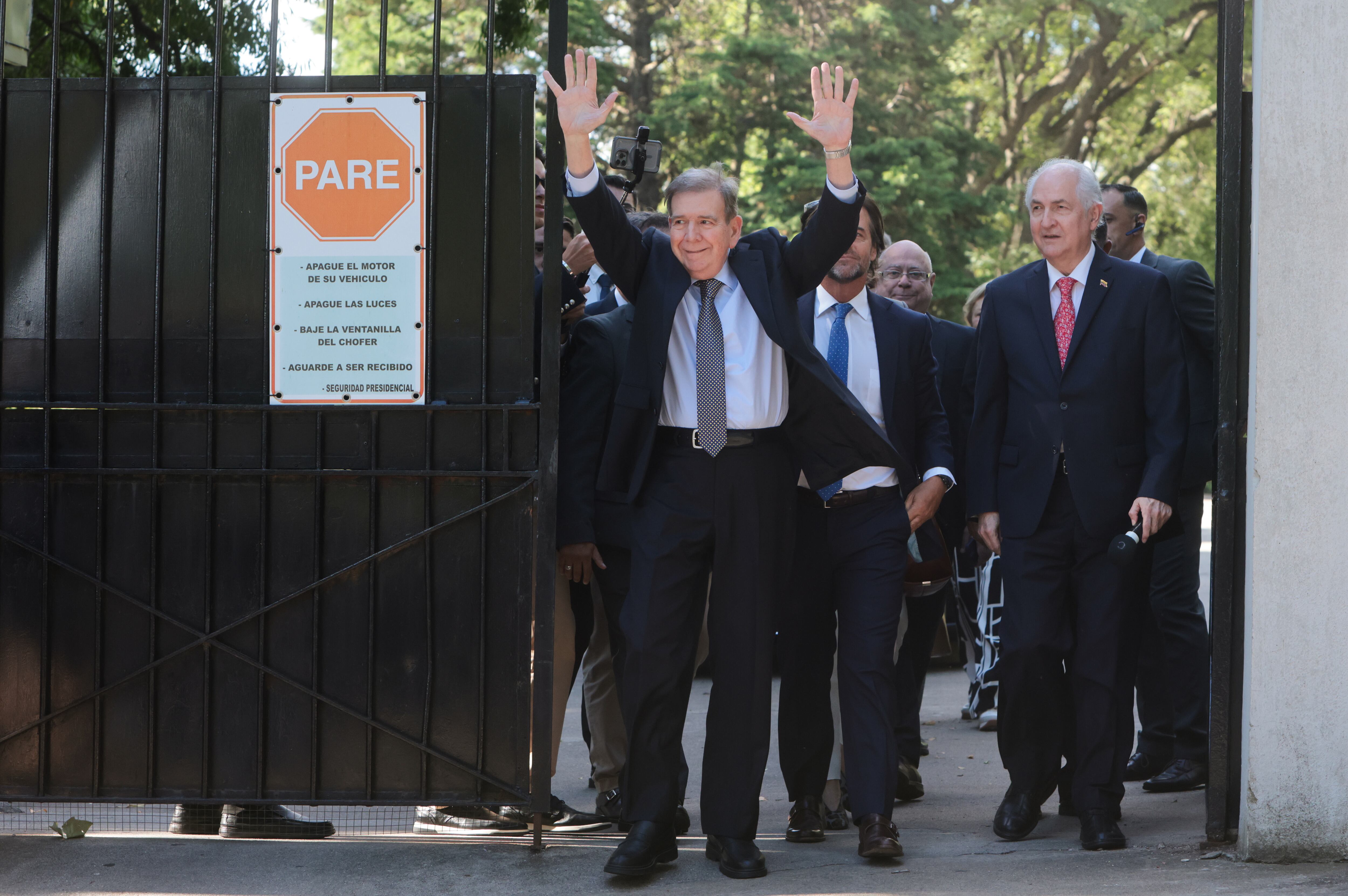AME8582. MONTEVIDEO (URUGUAY), 04/01/2025.- El líder opositor venezolano Edmundo González Urrutia (i) saluda a simpatizantes junto al presidente de Uruguay, Luis Lacalle Pou (c), este sábado, en Montevideo (Uruguay). González Urrutia agradeció al presidente de Uruguay, Luis Lacalle Pou, "por haber sido solidario" con la causa de su país y aseguró a la gente que lo acompañó en Montevideo que se logrará la recuperación de Venezuela. EFE/ Gastón Britos