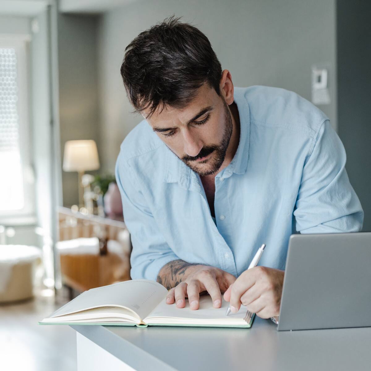 Cómo son las personas que escriben muy rápido, según grafología: ¿Impacientes o inseguras?