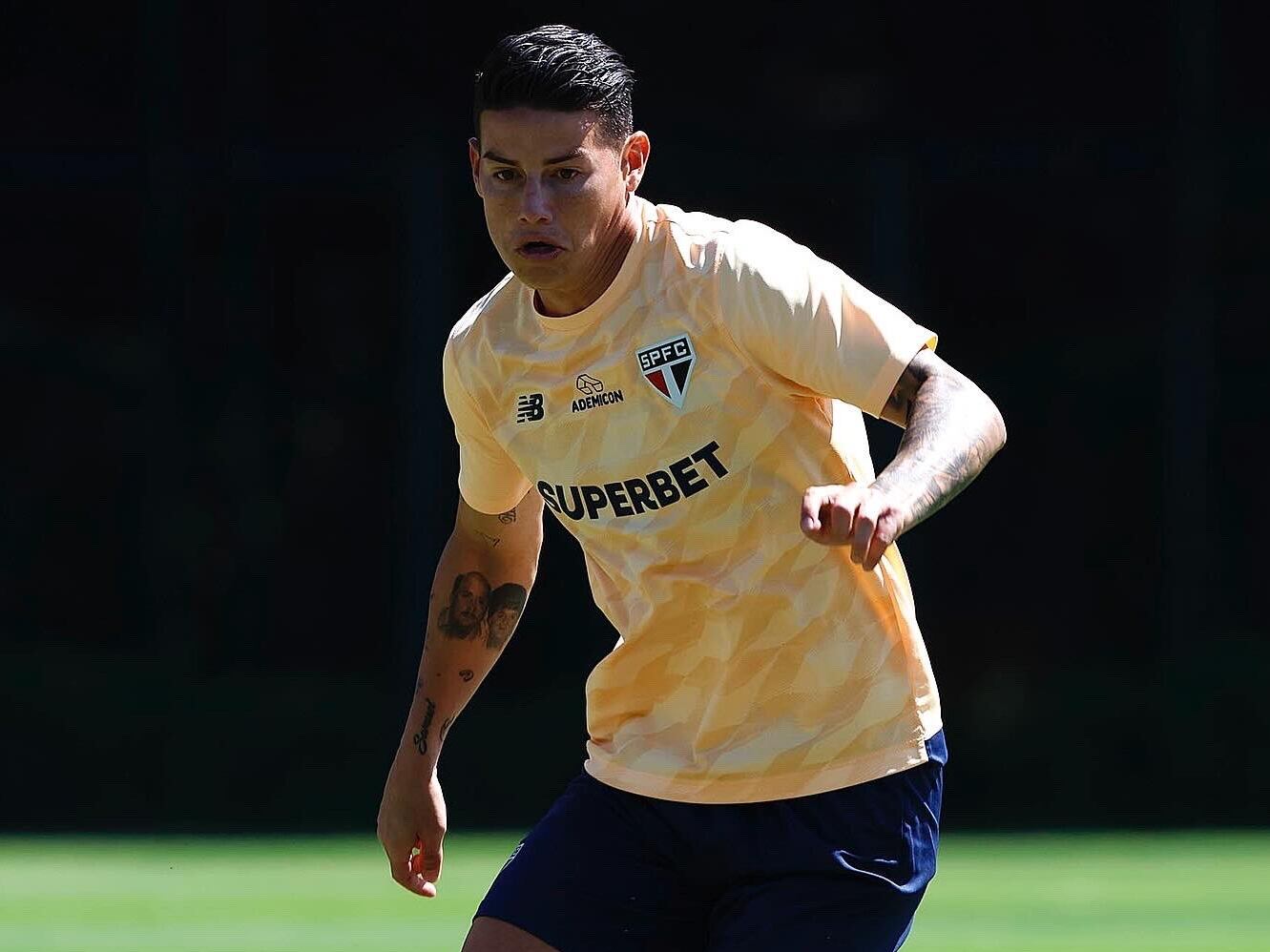 James Rodríguez durante las prácticas con Sao Paulo / Twitter: @SaoPauloFC.