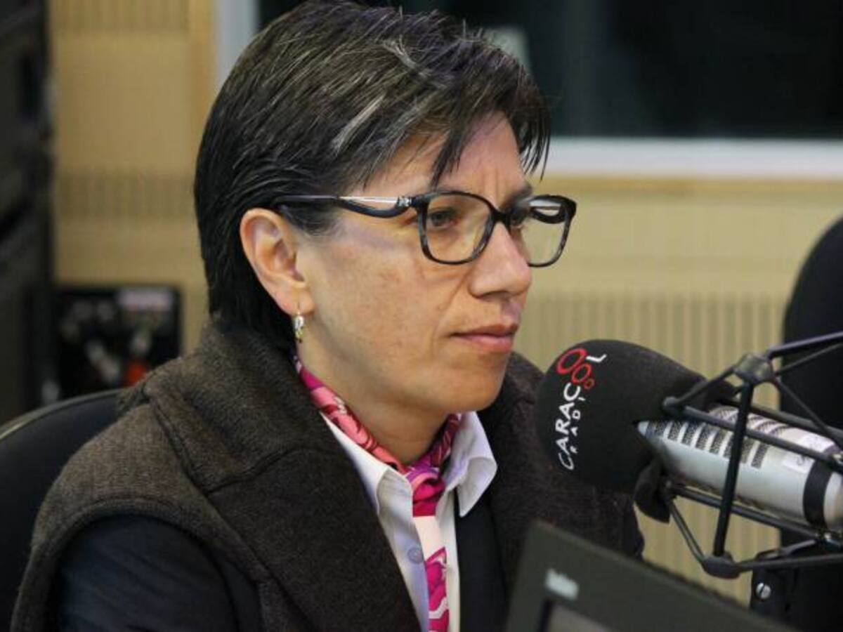 El minHacienda tiene que aprender a debatir con argumentos y no con compraventa de congresistas: López
