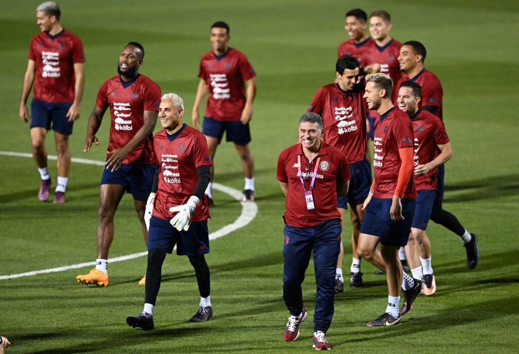 El técnico colombiano, Luis Fernando Suárez junto a jugadores de Costa Rica, entre ellos Keylor Navas (Photo by Raul ARBOLEDA / AFP) (Photo by RAUL ARBOLEDA/AFP via Getty Images)