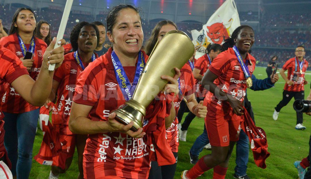 Las jugadoras del América festejan con el trofeo de la Liga femenina.