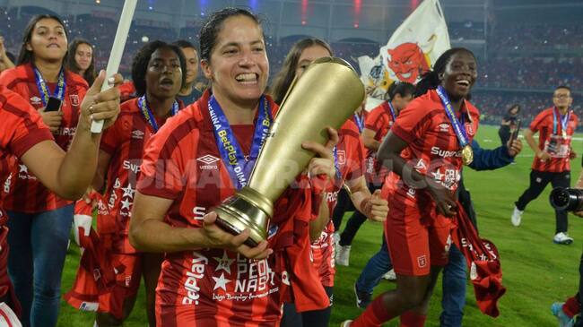 Las jugadoras del América festejan con el trofeo de la Liga femenina.