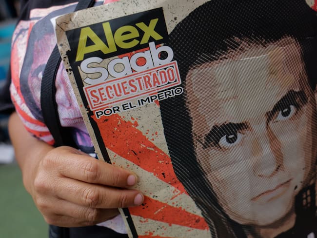 A woman holds a sign calling for the release of Alex Saab during a rally in support of the Colombian businessman who is being held in the United States, in the Petare neighborhood of Miranda Venezuela April 04, 2022 (Photo by Javier Campos/NurPhoto via Getty Images)