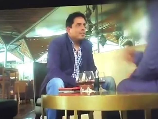 Captura de pantalla del video que divulgó la Fiscalía, del momento en que Bermeo recibe el dinero.