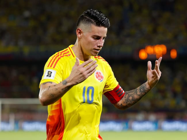 AMDEP257. BARRANQUILLA (COLOMBIA), 19/11/2024.- James Rodríguez de Colombia reacciona este martes, en un partido de las eliminatorias sudamericanas para el Mundial de 2026 entre Colombia y Ecuador en el estadio Metropolitano de Barranquilla (Colombia). EFE/ Mauricio Dueñas Castañeda