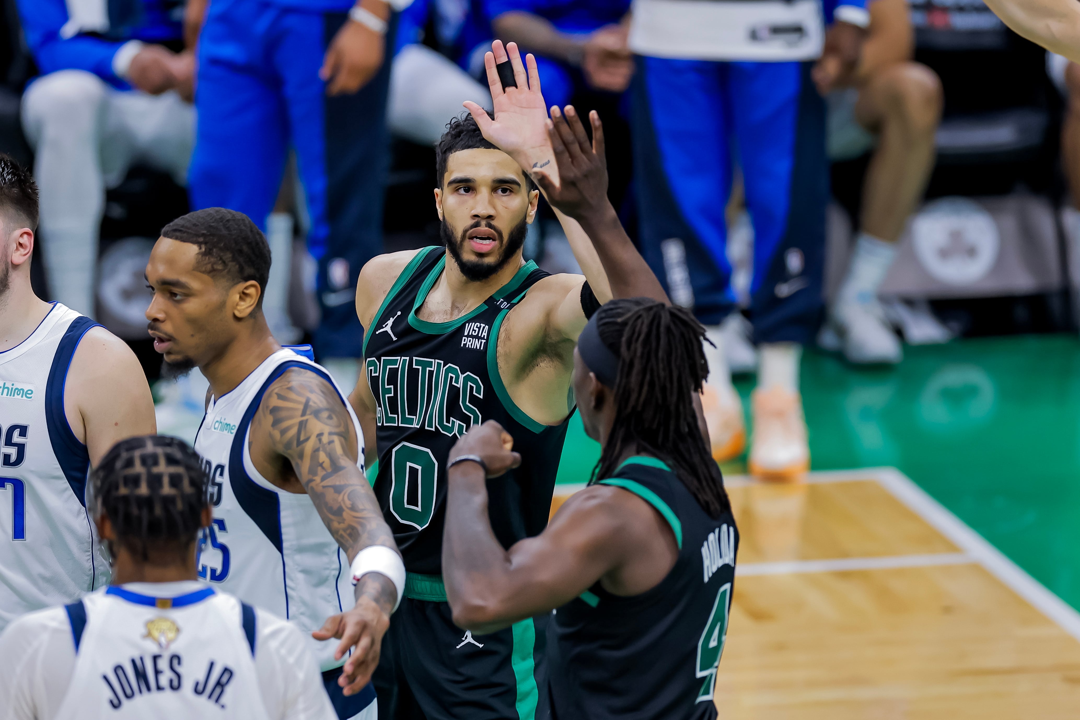 Jayson Tatum y Jrue Holiday celebran una anotación durante el segundo juego de las finales de la NBA. EFE/EPA/CJ GUNTHER SHUTTERSTOCK OUT