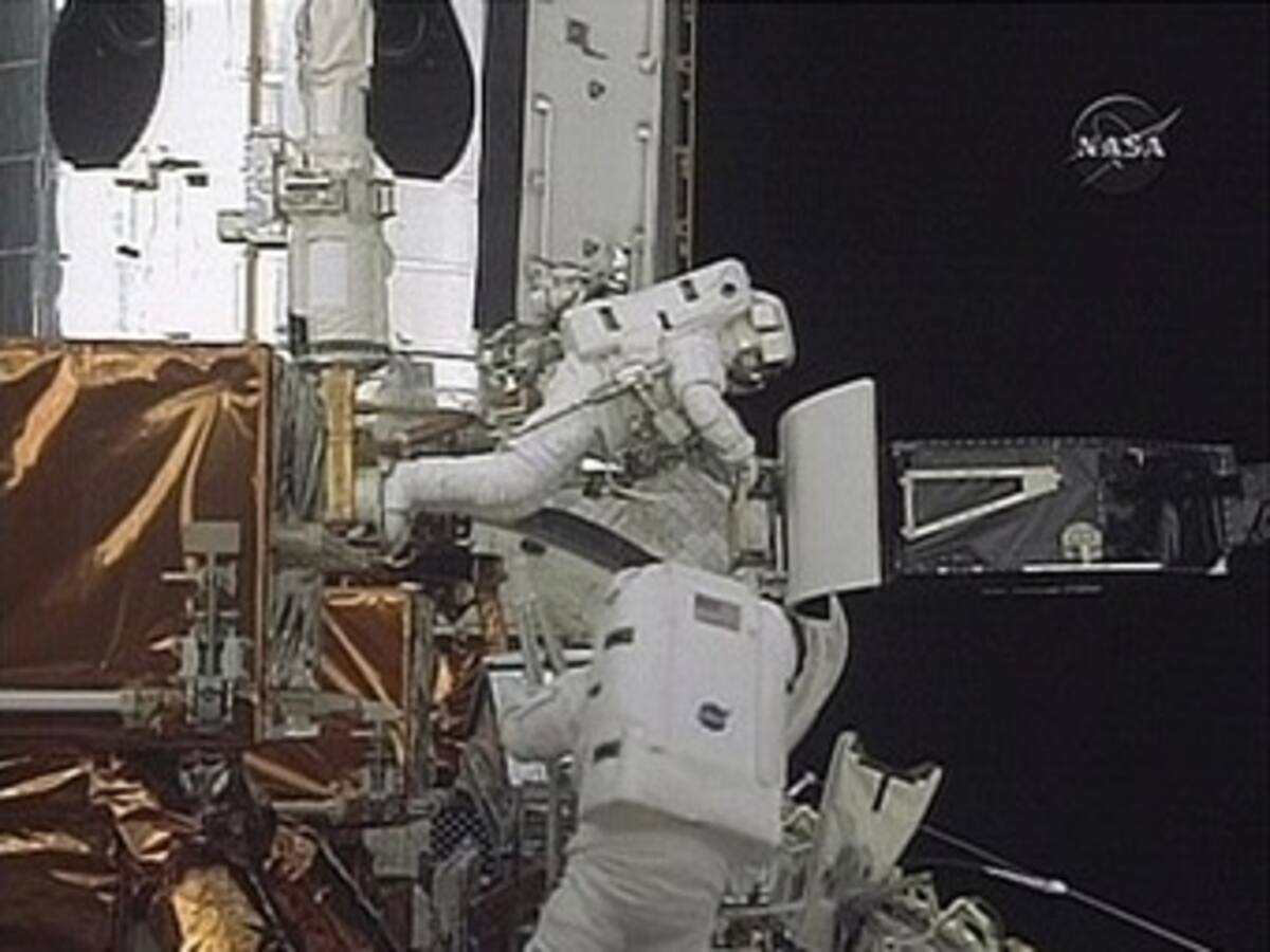 Los astronautas del 'Atlantis' empiezan a reparar el 'Hubble'