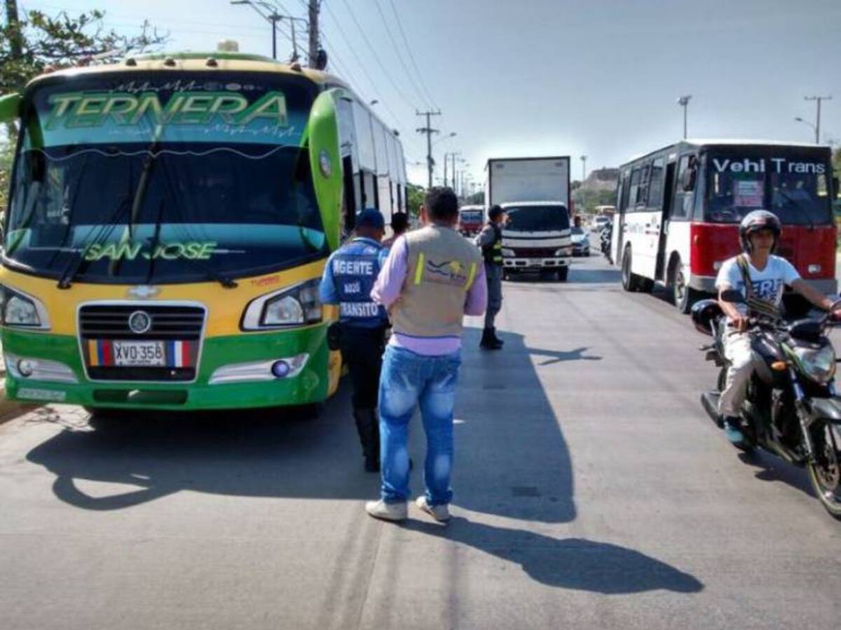 Imponen comparendos a busetas por emisión de gases contaminantes en Cartagena