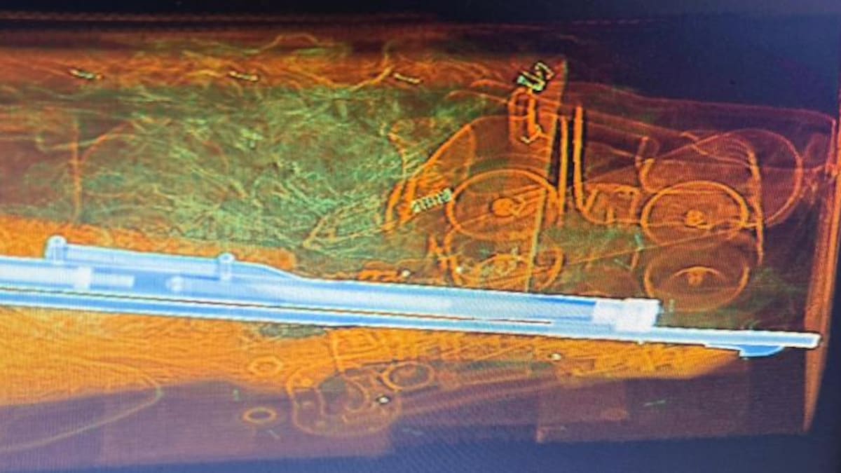 Hallan armas de fuego escondidas entre ropa y juguetes en el Aeropuerto El Dorado