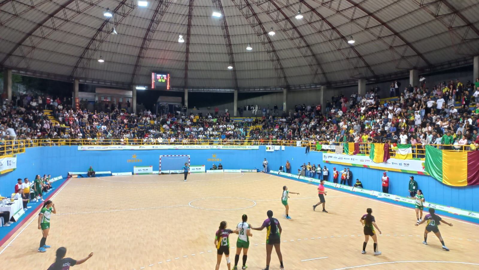 Coliseo del sur de Armenia lleno en la final del balonmano femenino entre Quindío y Antioquia en Juegos Nacionales. Foto Vanessa Porras