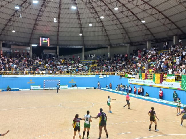 Coliseo del sur de Armenia lleno en la final del balonmano femenino entre Quindío y Antioquia en Juegos Nacionales. Foto Vanessa Porras