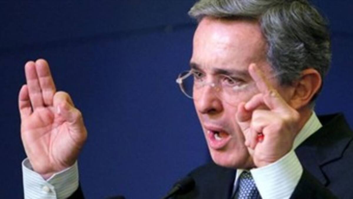 Uribe denuncia que Iván Cepeda se reúne con "paras" y hace planes en su contra