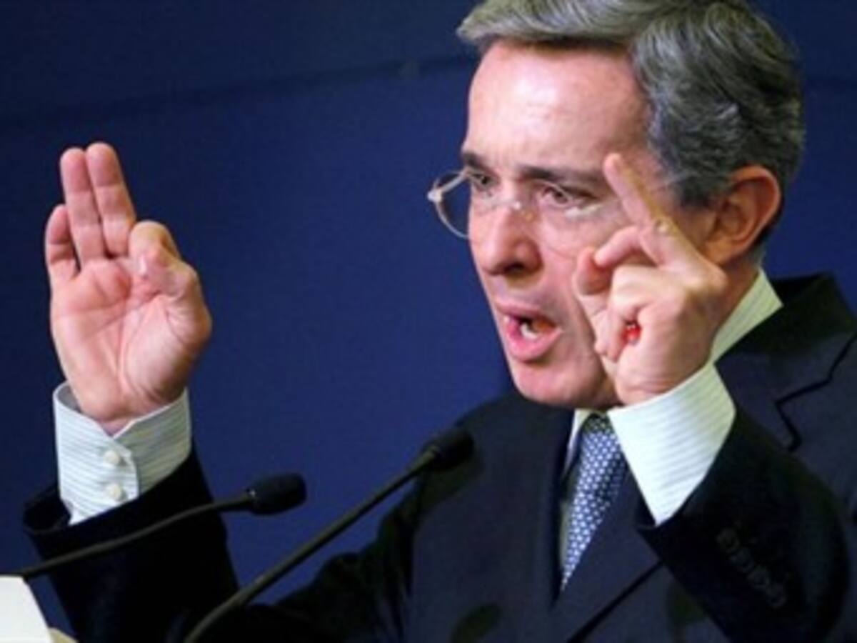 Uribe denuncia que Iván Cepeda se reúne con "paras" y hace planes en su contra