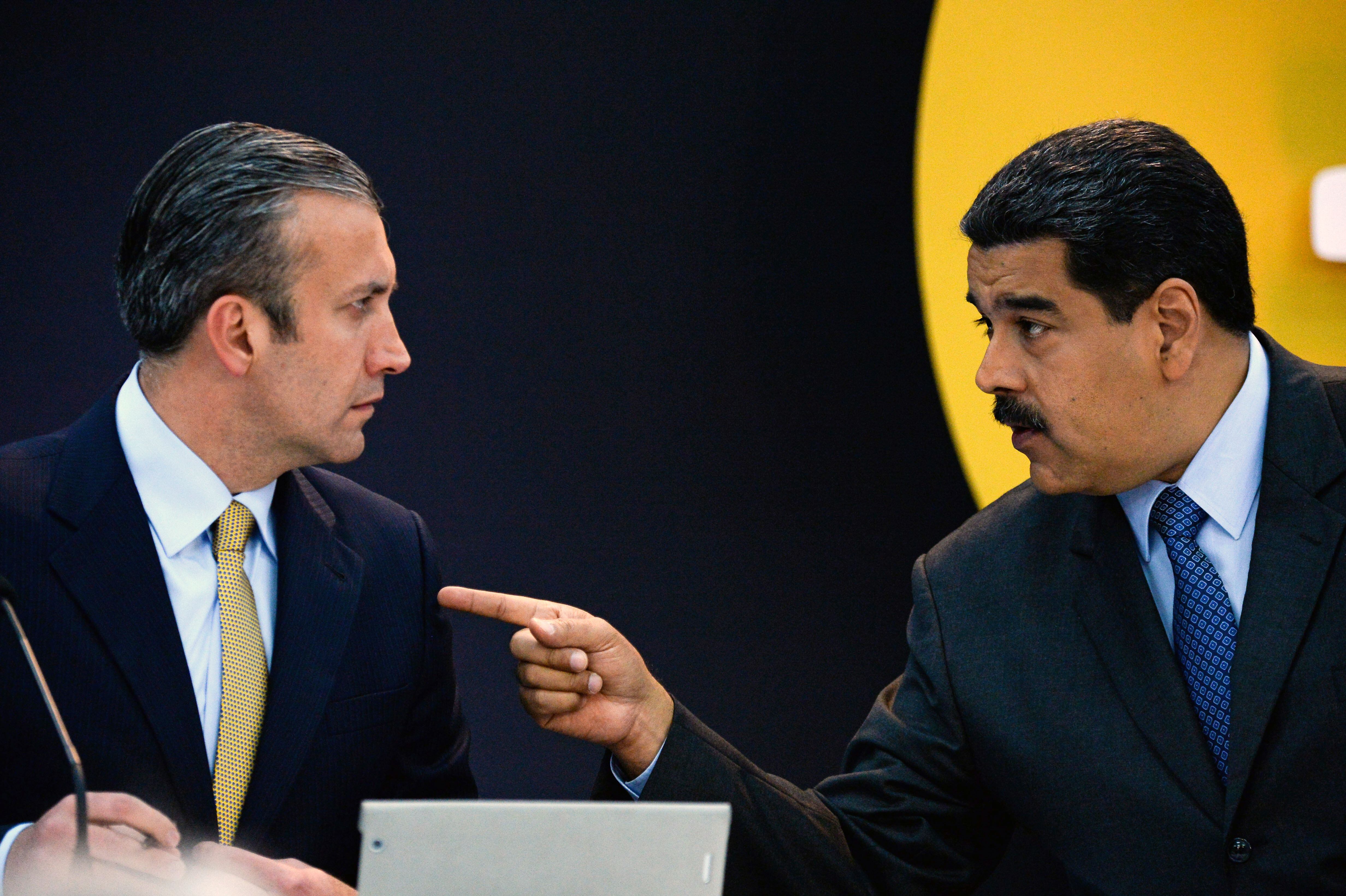 Tarek El Aissami (izq) y el presidente de Venezuela, Nicolás Maduro.
(Foto: FEDERICO PARRA/AFP via Getty Images)